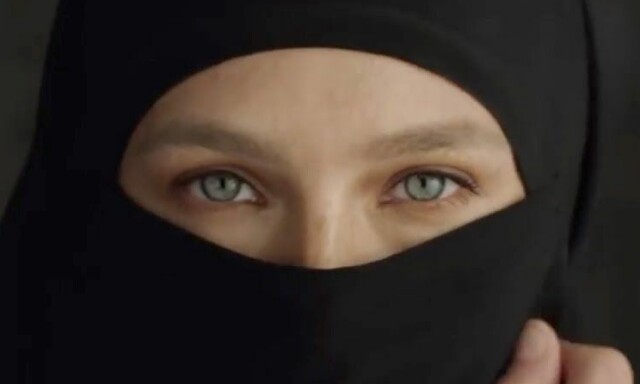 Supermodellen i hardt vær etter denne reklamefilmen: - Uvitende og rasistisk